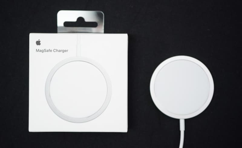 アップル純正の「MagSafe充電器」（4950円）。ケーブル長も1mとやや短め