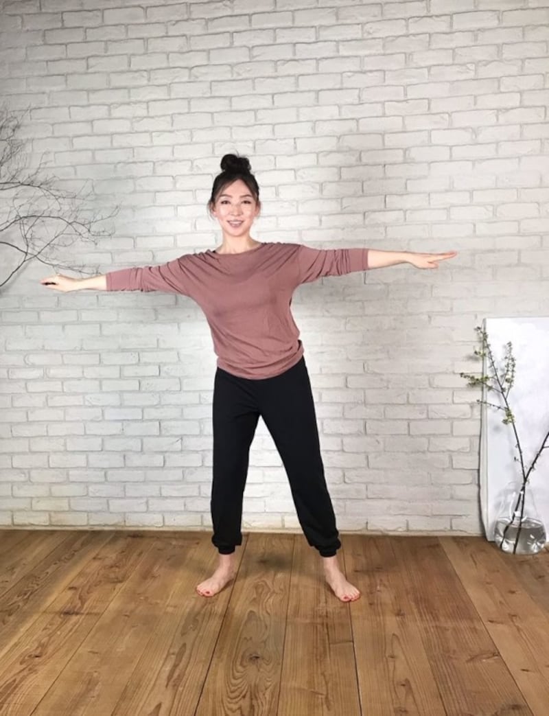 下半身は動かさず、上半身のみを右にスライド