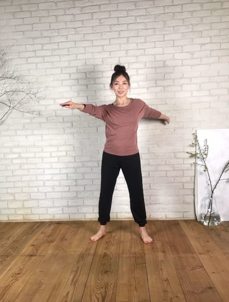 上半身を左斜め後ろにスライド