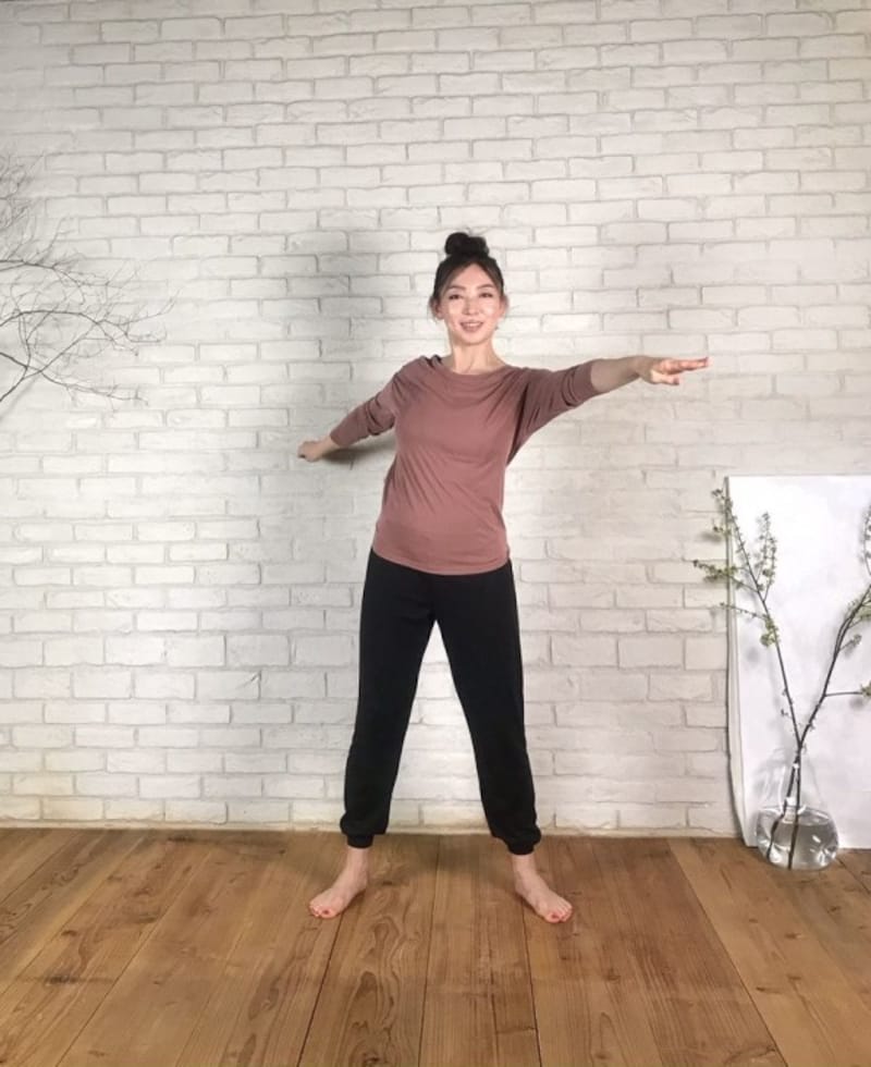 今度は上半身を左斜め前にスライド