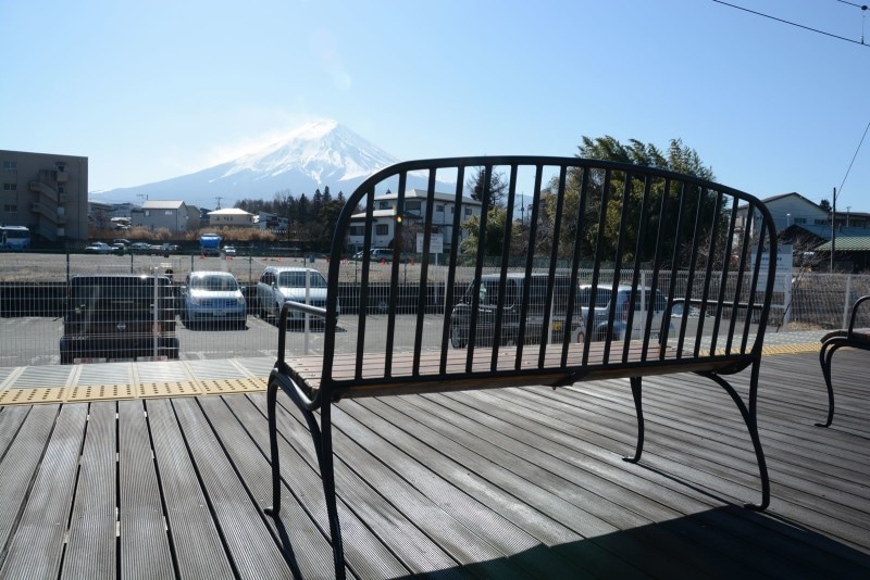 富士急行の富士山駅ホームから眺めた富士山