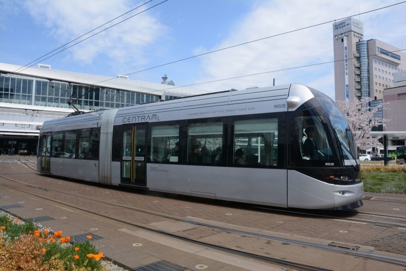 富山駅前を発車するLRT（次世代型路面電車）