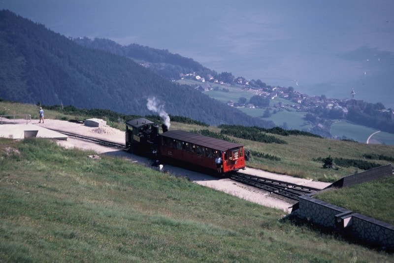 SLで運行されるシャフベルク登山鉄道（オーストリア）
