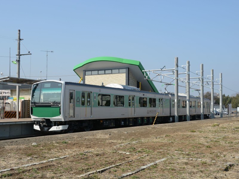 架線のいらない電車は急速に普及しつつある。JR烏山線（栃木県）のアキュムもそのひとつだ。烏山駅で充電中の写真