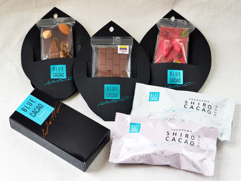 前：カカオサンド（各種410円）、白カカオ、ローズ（180円）後：カカオキュート（ミニサイズのタブレット各種324円～432円）※すべて税込