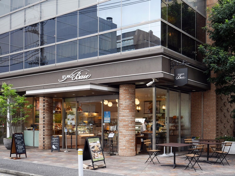 レ・ザンジュ・ベイ1階ではケーキやパンを販売、2階はカフェ