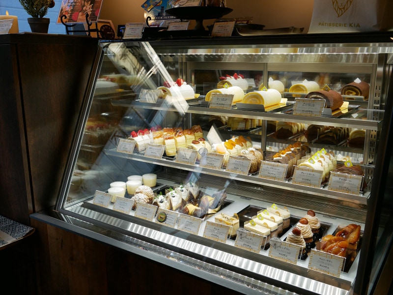 横浜の胡麻油屋さんの練りゴマを使うなど横浜愛あふれるケーキがずらりと