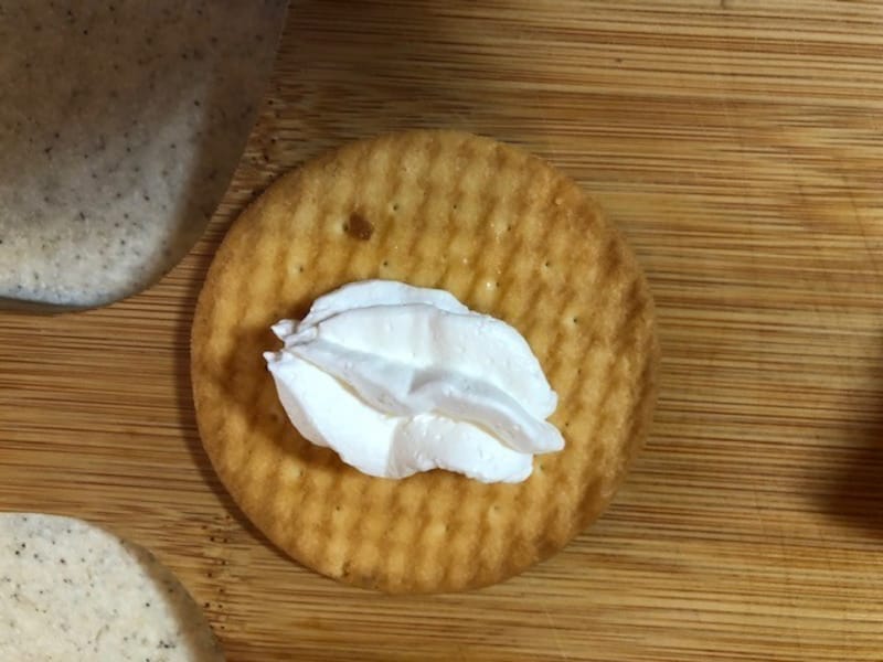 生クリームを乗せる