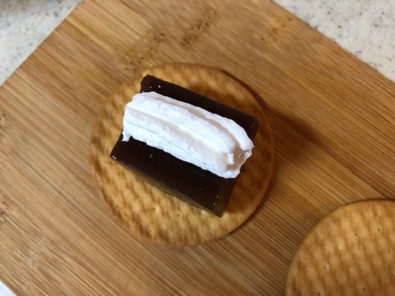 水ようかんと生クリームを乗せる