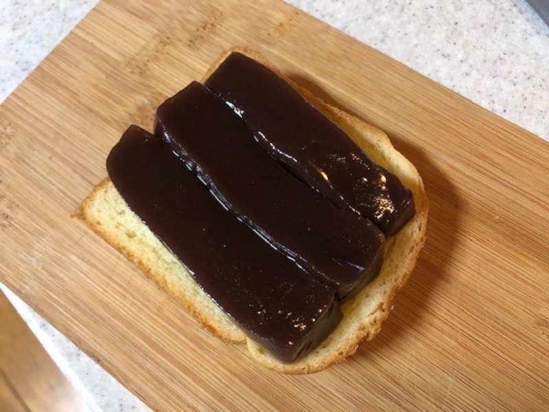 水ようかんをカットしてパンに乗せる