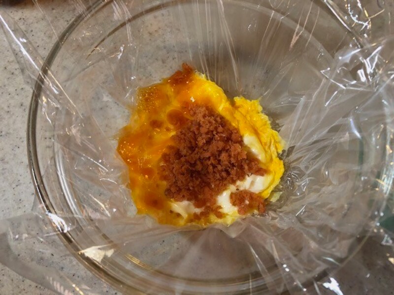 鮭フレークを乗せる