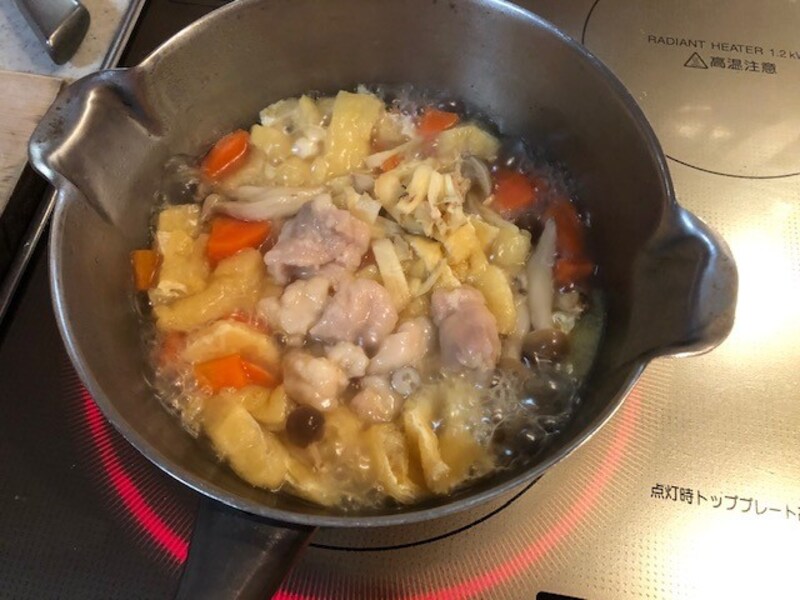 調味料ともも肉をいれる