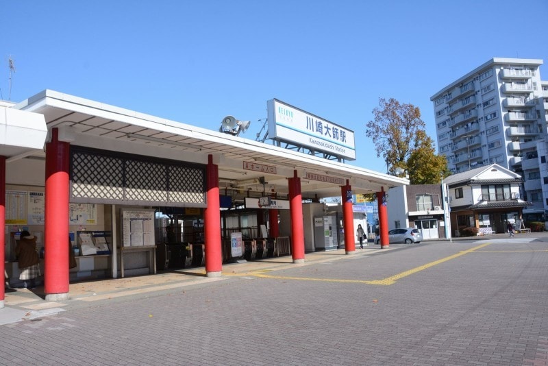 朱色の柱が目立つ川崎大師駅