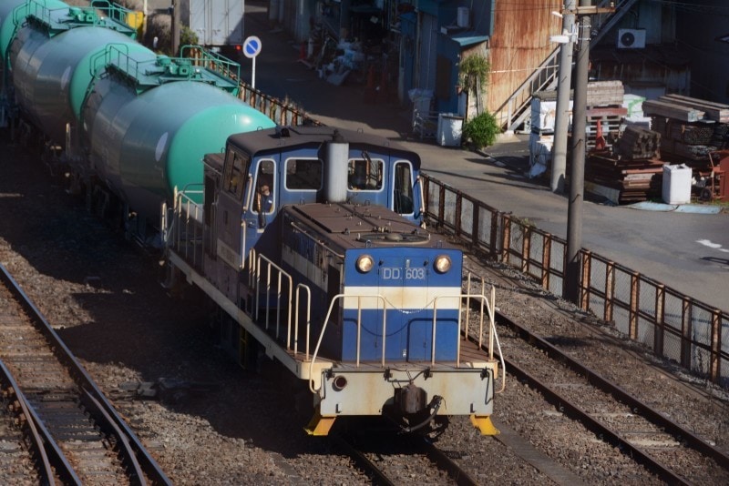 小島新田駅前では貨物列車が行き交う