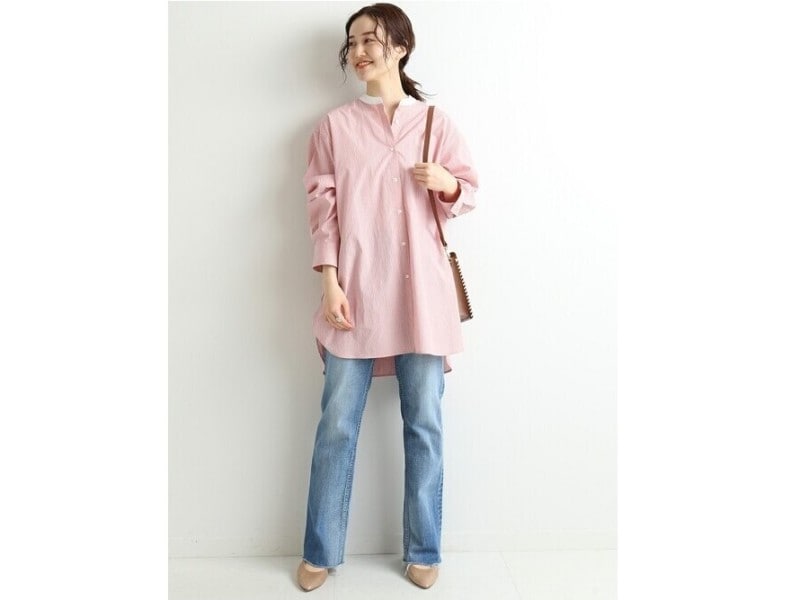 爽やかなブルーデニムにはTシャツではなく「シャツ」が大人っぽい　出典：WEAR