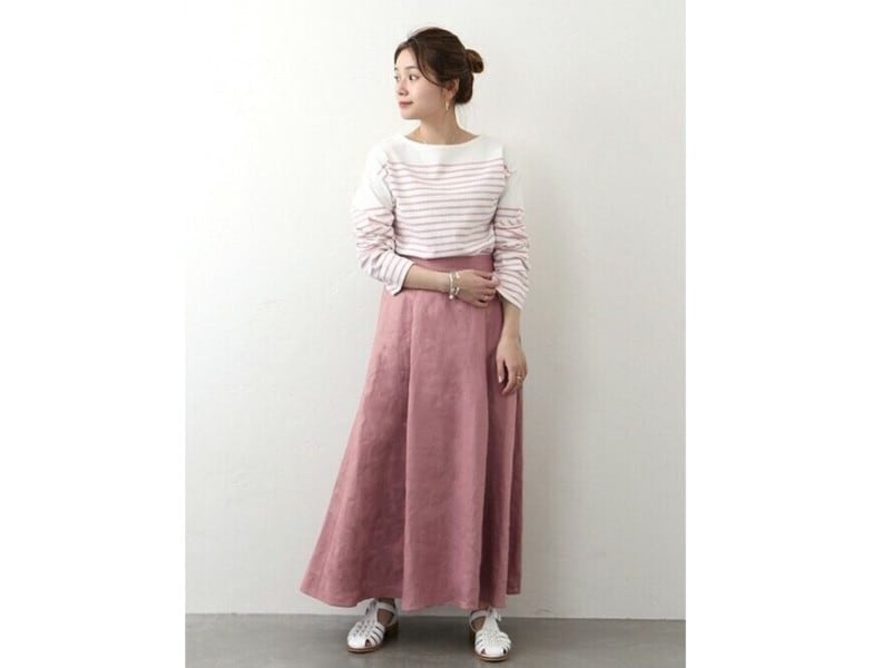 くすみピンク＆リネン素材のロングスカートでこなれ感アップ　出典：WEAR