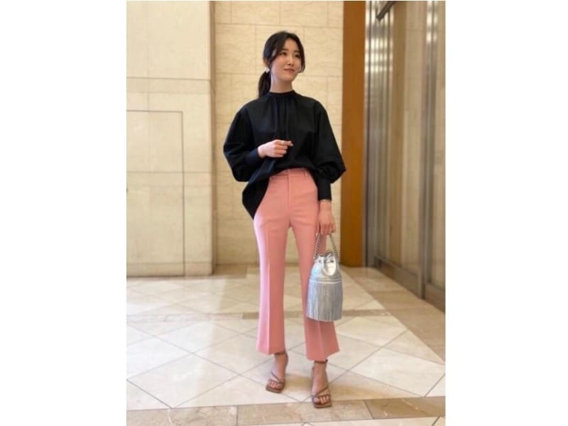 明るめのトーンのピンクはダークカラーを合わせてバランスを取って　出典：WEAR