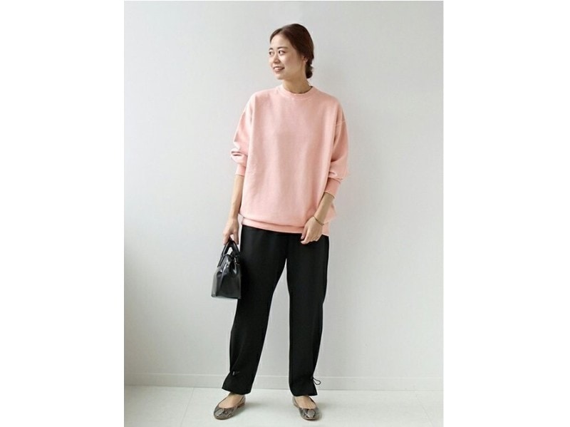 カジュアルなピンクトップスには黒を多めに足したり、パイソン柄などアクセントを　出典：WEAR