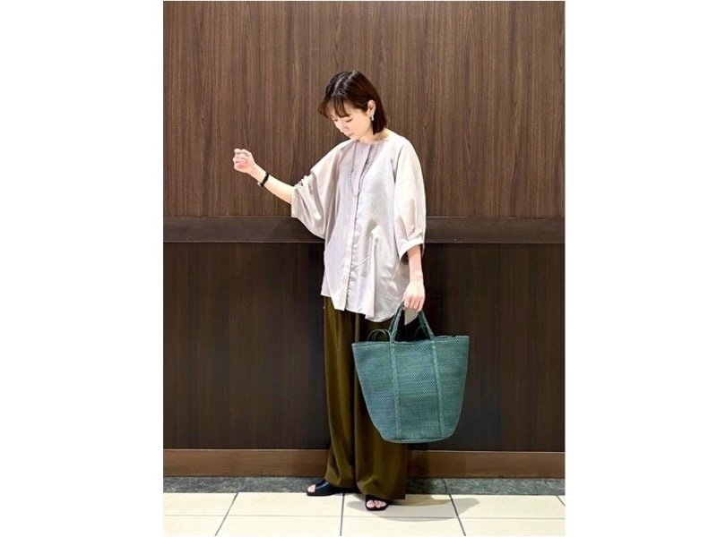 洋服からバッグまで、全身レプシィムのスタッフさんコーデは通販時も参考になります　出典：WEAR