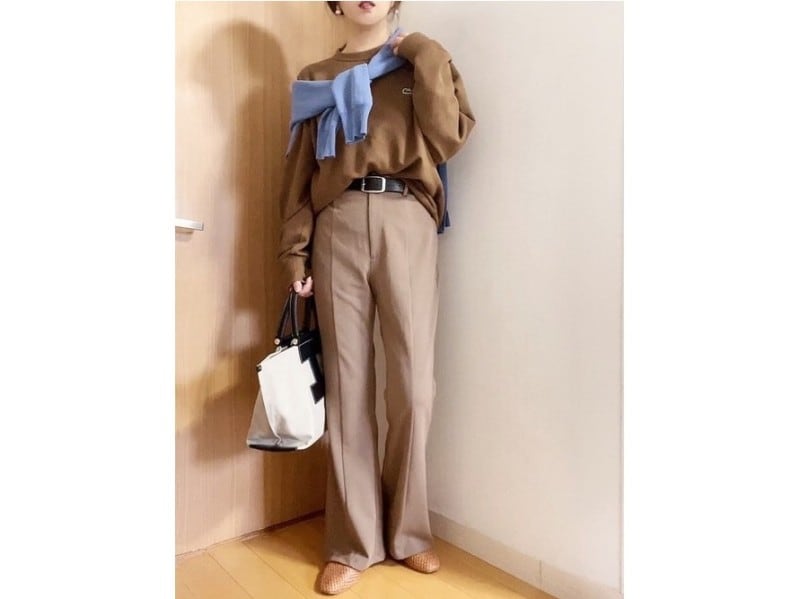 ベージュ系のワントーンにブルーを効かせてアクセントに 出典:WEAR