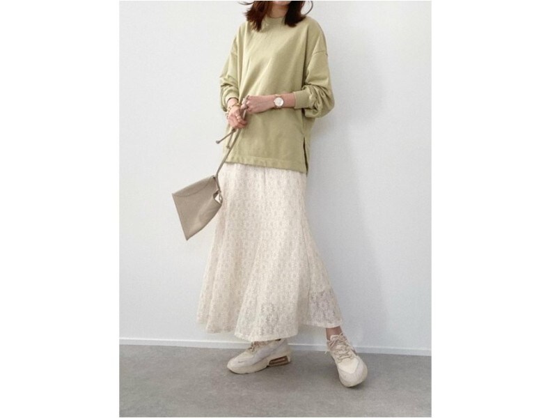 旬カラーで部屋着感のないおしゃれスウェットコーデの完成! 出典:WEAR