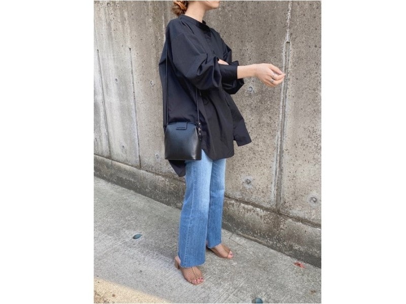 【OKコーデ】淡いカラーより縫製が目立たないダークカラーを選ぶのも手です 出典:WEAR