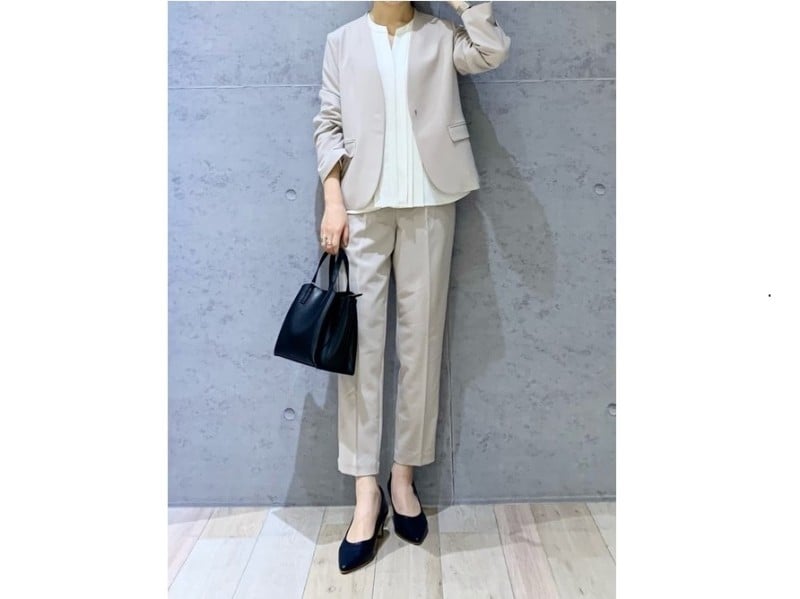 シンプルなベージュのセットアップスーツは今のトレンドにも合う　出典：WEAR