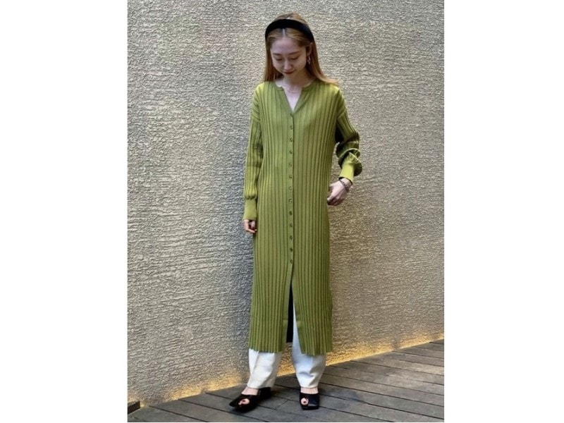 一点で今っぽさ抜群のカチューシャも黒を選べば大人も付けやすくて◎ 出典:WEAR