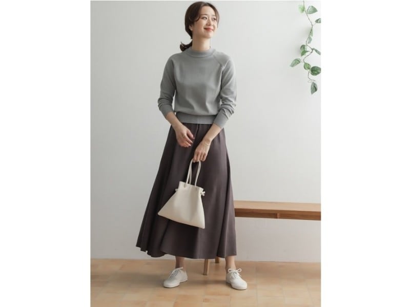 口がきゅっと締まった形の巾着バッグは今っぽく、抜け感づくりにも一役買ってくれます 出典:WEAR