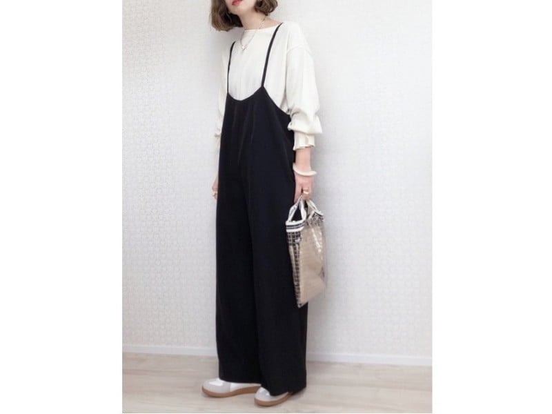 肩ひもが細いサロペットは大人っぽいのでアラフォー向け 出典:WEAR