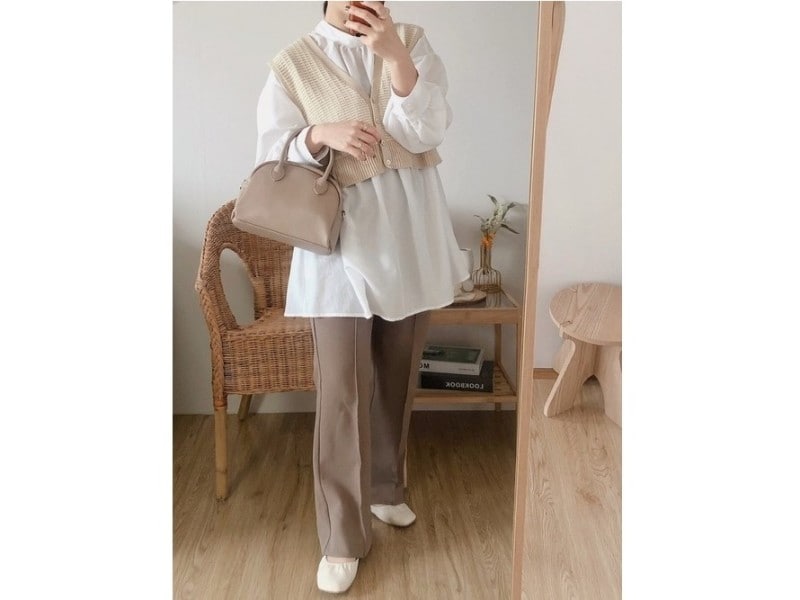 今っぽいデザインの白ブラウスは汚れやすいのでプチプラが嬉しい 出典:WEAR