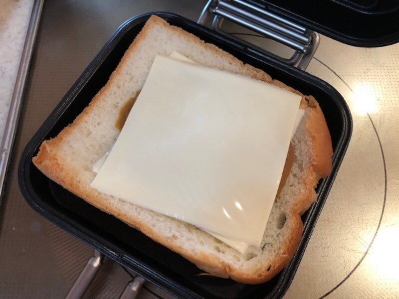 チーズとカレーを乗せる