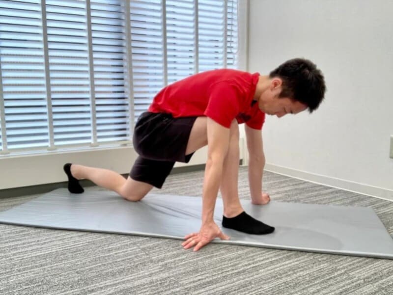 陸上競技などで行うクラウチングスタートの姿勢から、足を前後に大きく広げる