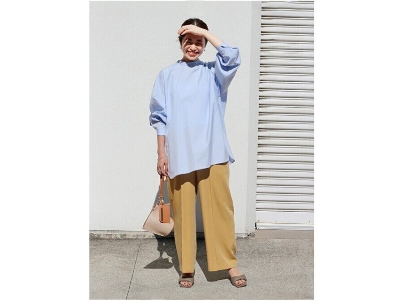 ふんわりしたデザインやオーバーサイズのブラウスにもミニバッグは相性抜群　出典：WEAR