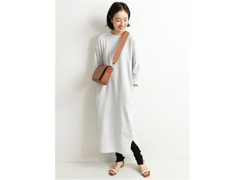 ミニバッグを短めに斜め掛けすることで目線アップ効果も　出典：WEAR