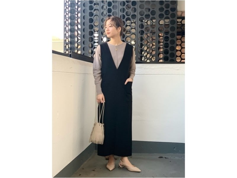 黒やネイビー、グレーなどダークカラーにはホワイト系ミニバッグが効きます　出典：WEAR