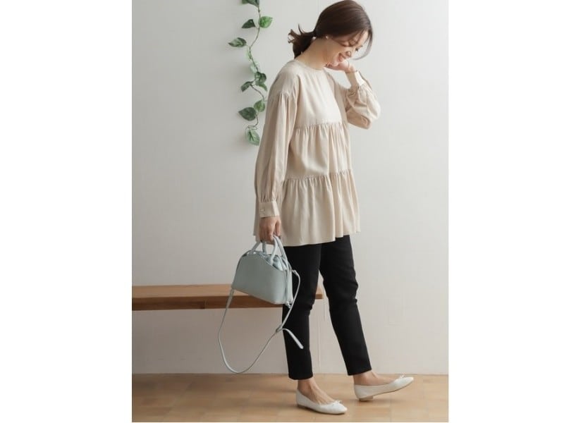 【OKコーデ】トップスが甘めならボトムスは辛口、という風にメリハリを　出典：WEAR