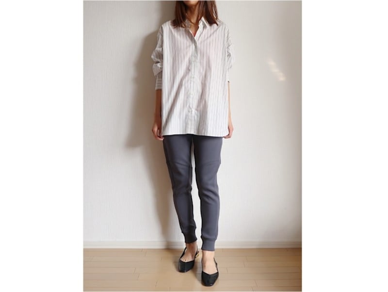 シャツと合わせてもマッチするきれいめなスウェットパンツ