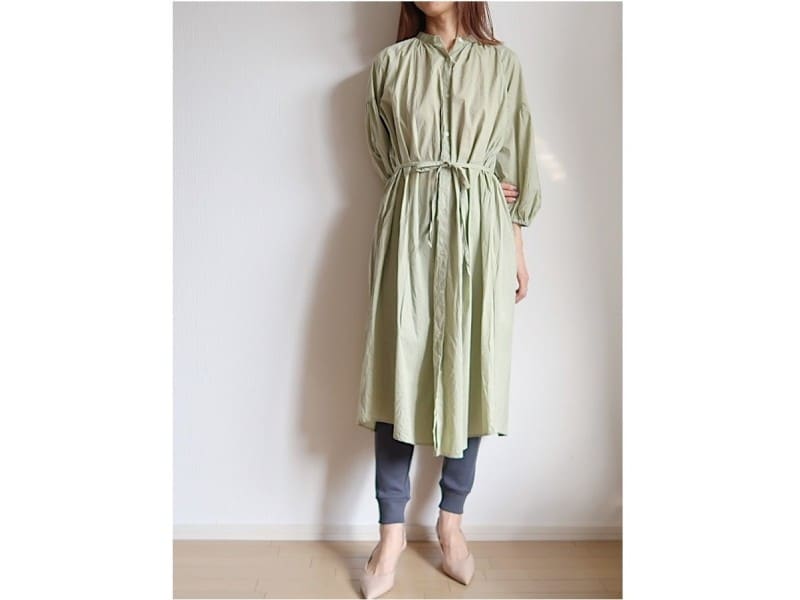 ワンピースとレイヤードしてもすっきり見えて相性よし　