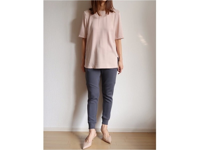 きれいめトップスと合わせれば、クリーンな見た目と動きやすさの両方が叶います