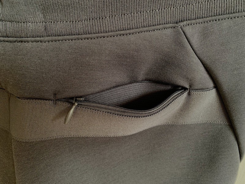 バックスタイルに切り替えやポケットがあり、ヒップ部分が間延びして見えないのが優秀