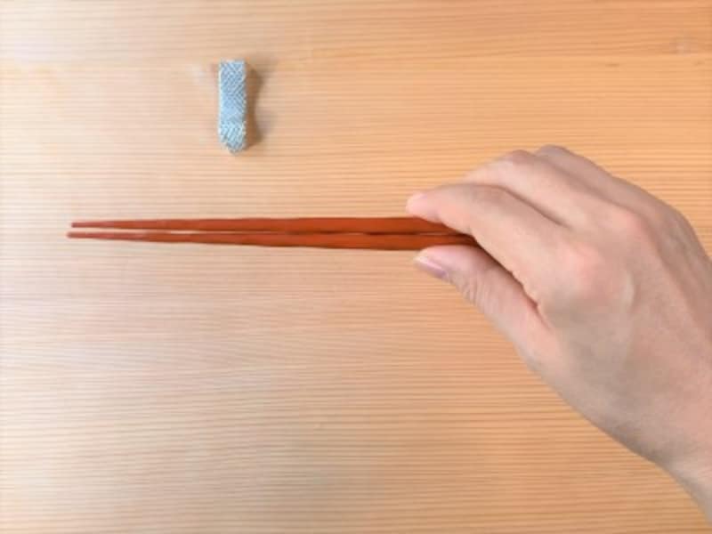 箸の上げ下ろし作法はこれでバッチリ 早く身に付くポイントは 箸置き 暮らしの歳時記 All About 箸の上げ下ろし作法はこれでバッチリ 早く身に付くポイントは 箸置き 暮らしの歳時記 All About