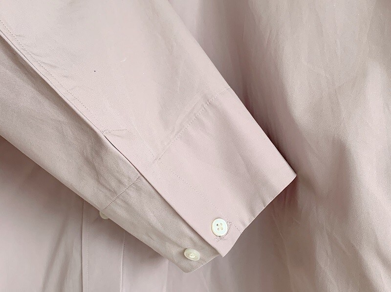 袖口もミニマルなデザインがスタイリッシュな印象です