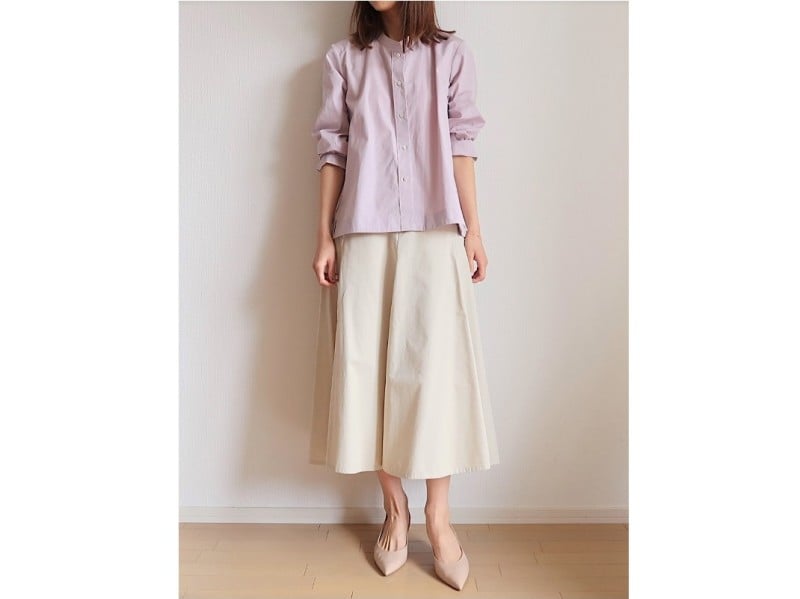 あえてフレアスカートなどボリューミーなボトムスに合わせるのも◎