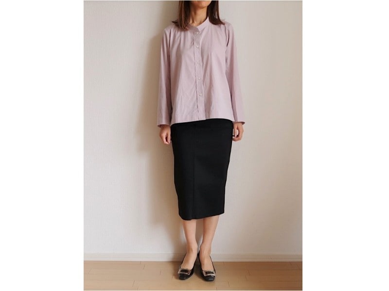 きれいめのタイトスカートともしっくり馴染むところが大人向け