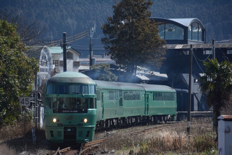 由布院駅を発車する「ゆふいんの森」