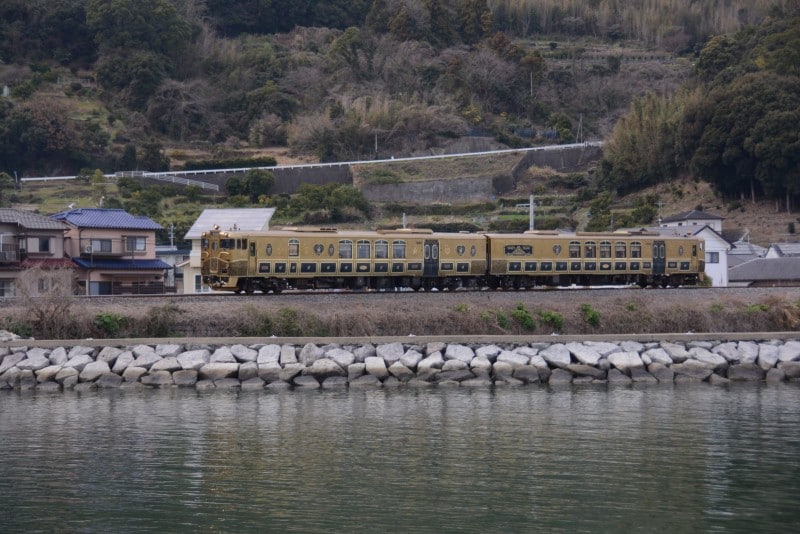 大村湾に沿って走る「或る列車」