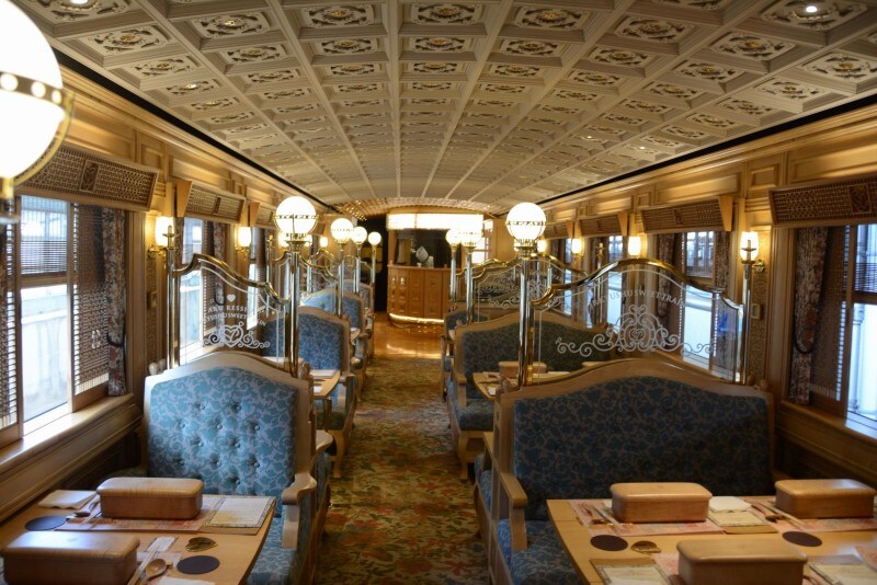 「或る列車」1号車車内