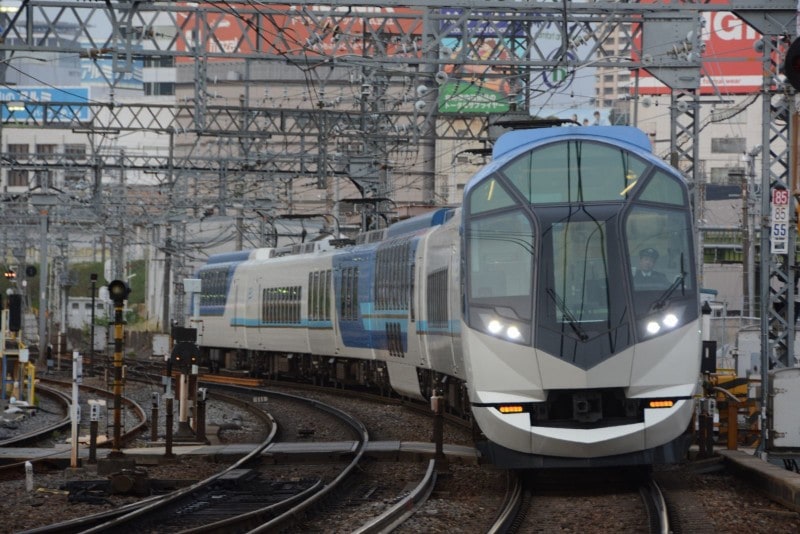 近鉄名古屋駅を発車した直後の「しまかぜ」
