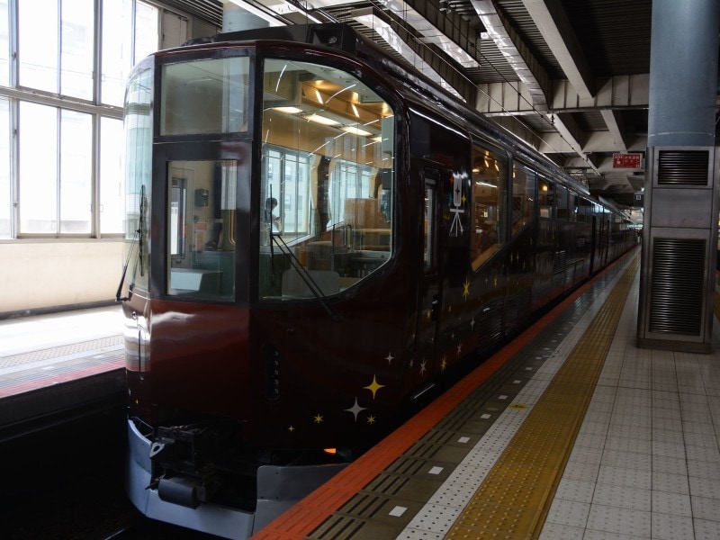 大阪上本町駅に停車中の「楽」